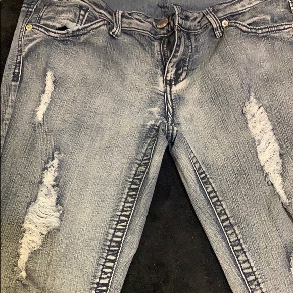 Distressed jeans - Picture 2 of 3